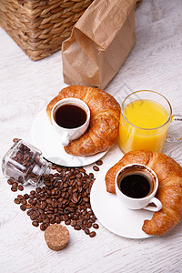 一杯果汁和咖啡加羊角面包图片
