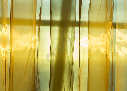阳光从窗外的窗口小溪穿过细金丝网窗帘图片