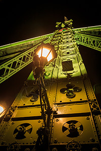 夜间自由桥上的灯布达佩斯匈牙利背景图片