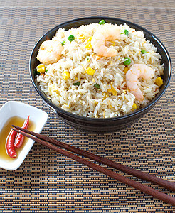 虾炒饭辣椒和筷子图片