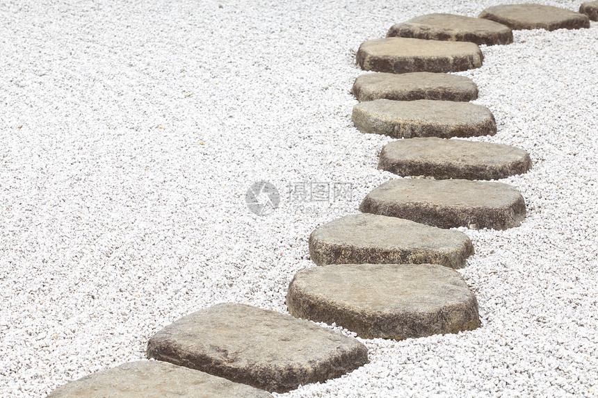 日本庭园中的禅石道图片
