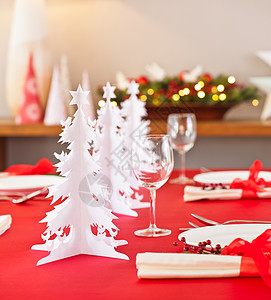 红白相间的圣诞餐桌装饰浅景深图片