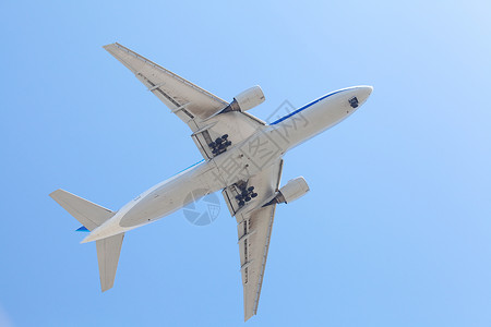 飞机在蓝天起飞图片