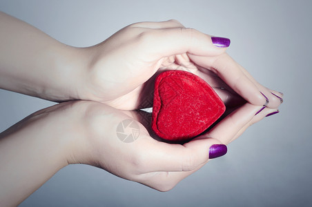 女人手中的心红色的爱情符号情人节的标志美图片