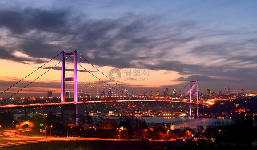 夜晚的博斯普鲁斯大桥土耳其伊斯坦布尔图片