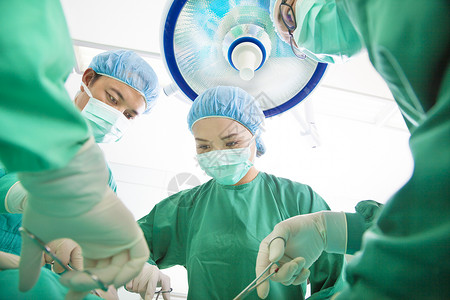 外科医生团队在手术室一起工作图片