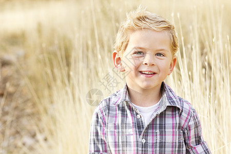 美丽微笑的小男孩肖像图片