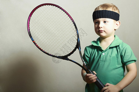 BoyLittle运动员打网球的画像运动儿童有图片