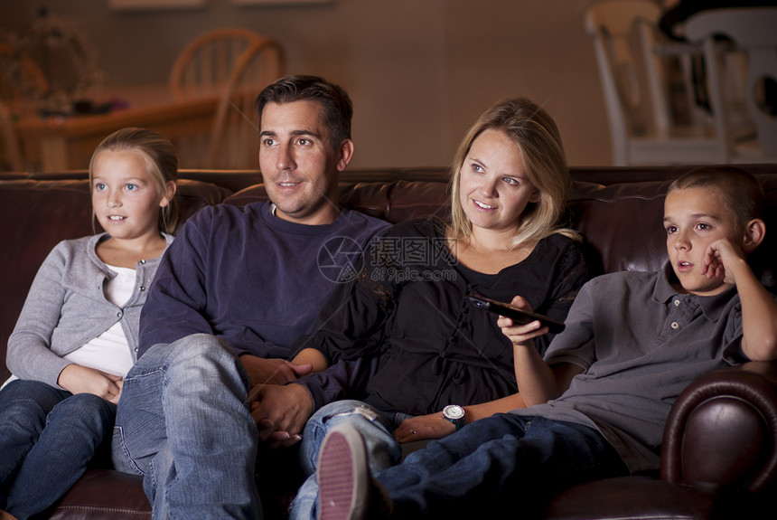 家庭观看电视图片