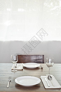 两人明亮的简单餐桌布置图片