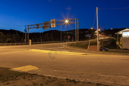 夜间空荡的高速公路特写图片