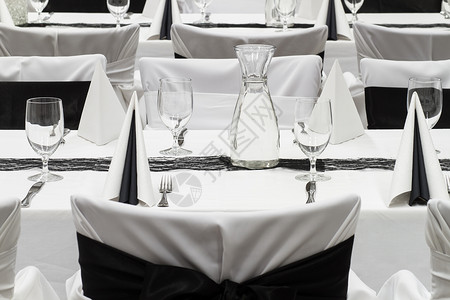 豪华婚宴餐桌布置黑白装饰图片
