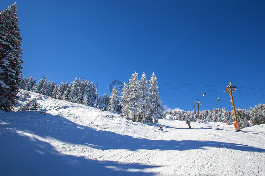 在雪山的阳光明媚的日子滑雪图片
