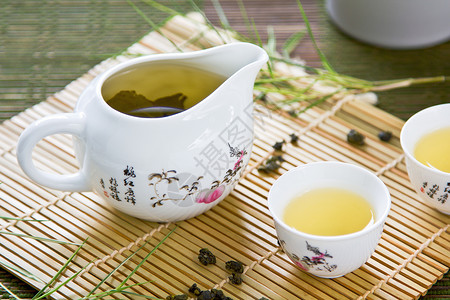 传统茶壶杯中的乌龙茶图片