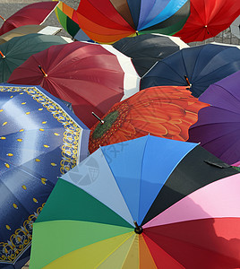 由当地市场出售的许多彩色雨图片