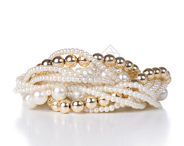 女首饰由金子和白珍珠制成白色背景的美丽珠图片