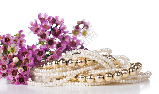 妇女首饰由金子和白珍珠以及一束鲜花组成图片
