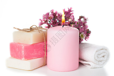 用于水疗毛巾蜡烛白色和粉色手工肥皂和白色背景上的粉色樱花的产品图片