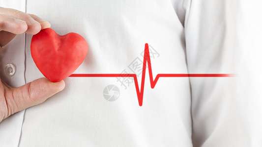 穿着白衬衫的红心男子描绘了健康的心脏和良好的健康图片