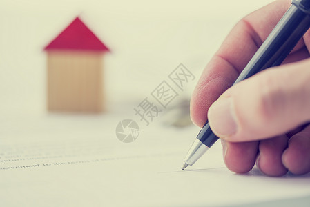 男子在房屋上签署销售契约抵押文件或保险合同图片