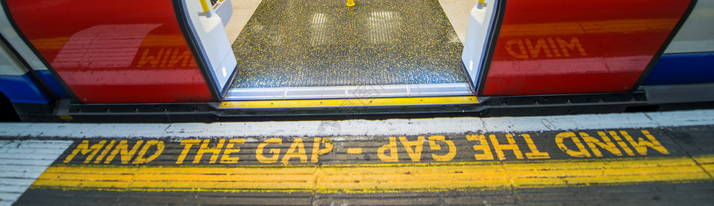 留意伦敦地下超速列车图片