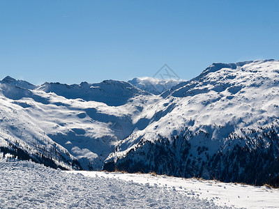 阿尔卑斯山的滑雪场高清图片