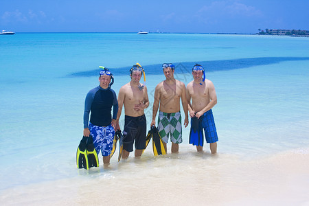 一群人准备一起去加勒比海浮潜图片