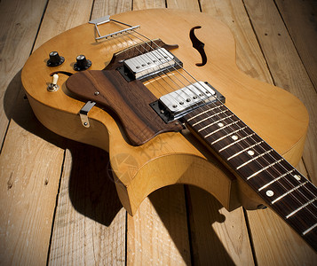 木地板上的老式爵士吉他背景图片