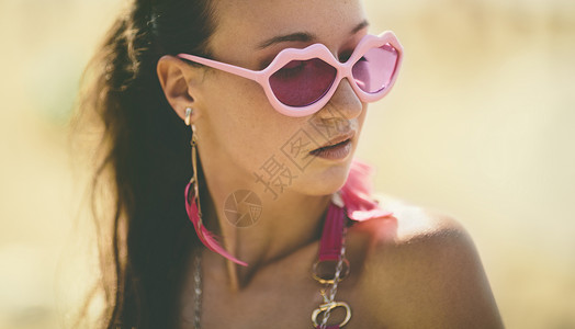 戴粉色眼镜的年轻女人图片