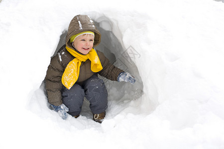 冬天在雪洞里有趣的微笑孩子图片