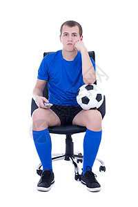 穿着制服的无聊男人坐在遥控室里看足球比赛在白色背景图片