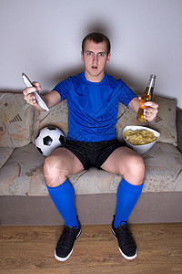 足球运动支持者用啤酒和薯片在图片