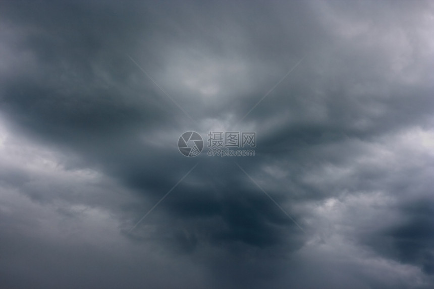 暴风雨云在地平线上的暴风雨云图片