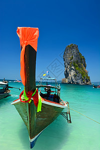 海滩上的传统船是泰国的主要图片