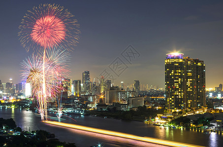 烟花与Bangkok城市风景河流视图在黄昏图片