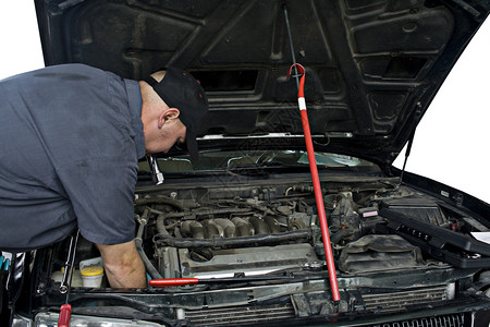 引擎盖下的汽车修理工图片