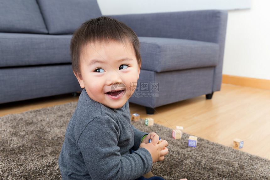 亚洲男婴玩具积木图片