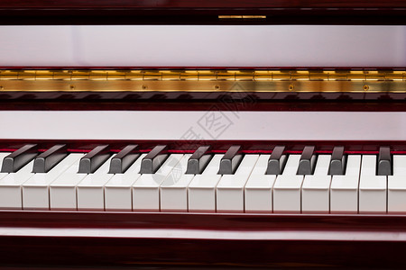 红色钢琴的乌木和象牙键图片