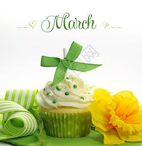 美丽的绿色和黄色春季主题纸杯蛋糕图片