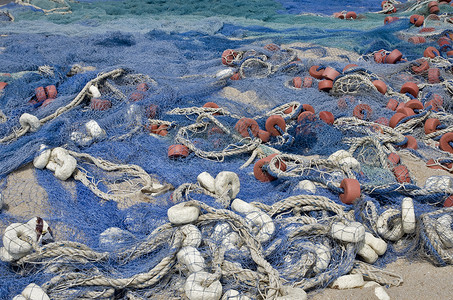 来自加纳非洲背景的渔民旧蓝网捕鱼网图片