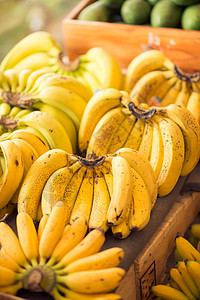 水果摊上成串熟香蕉的垂直图像图片