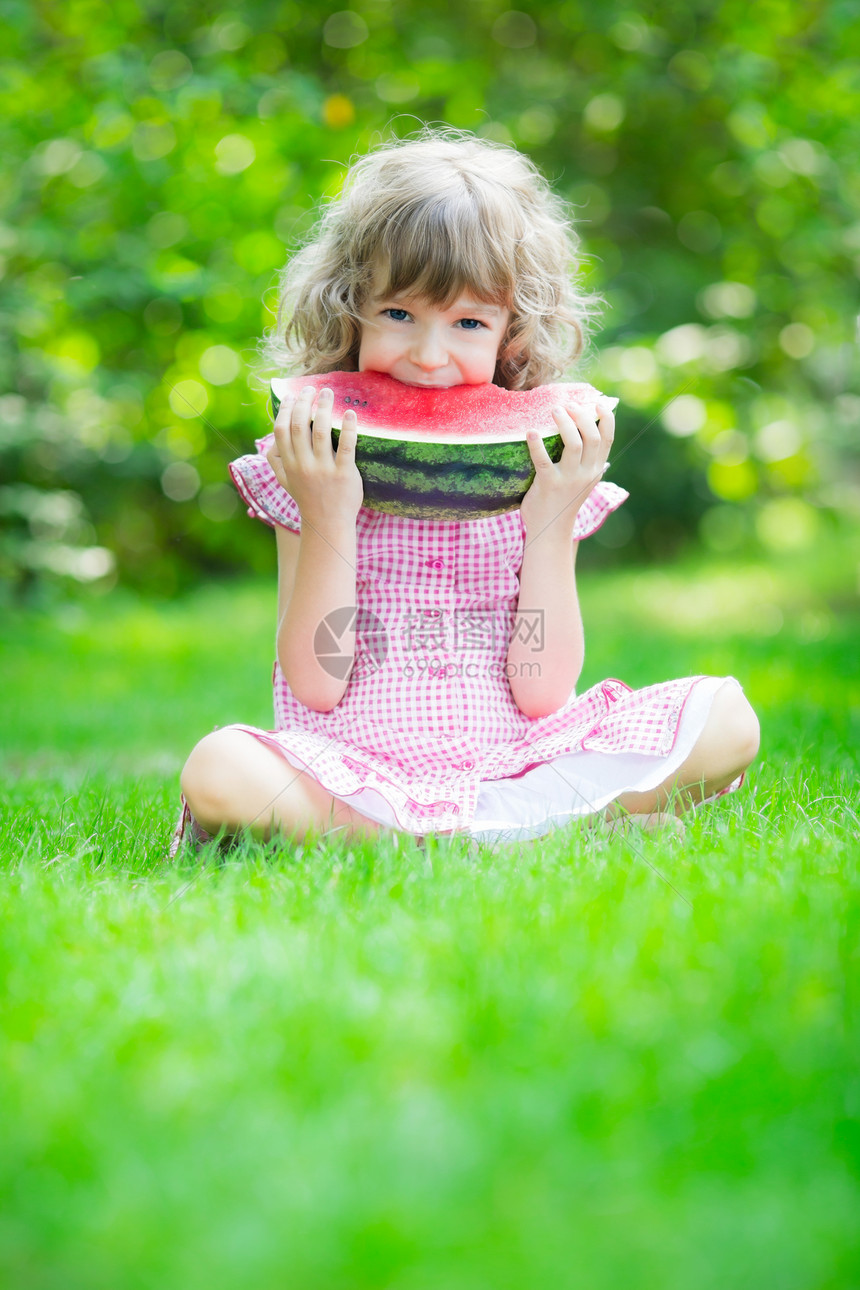 在夏日公园户外吃西瓜的快乐孩子图片