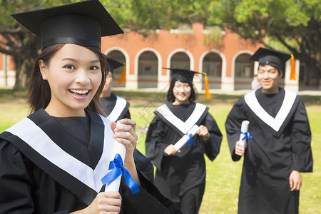 与同学并持有文凭的女大学毕业生图片