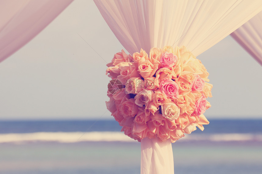 复古玫瑰花束布置婚礼装饰有海背景图片