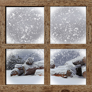 从木窗看木柴堆的冬季户外景观图片