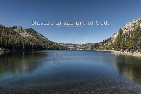 加利福尼亚太浩湖附近的回声湖和拉尔夫沃尔多爱默生的自然引述自然是上帝的艺术拉尔夫沃尔多爱默生是美国散文家背景图片