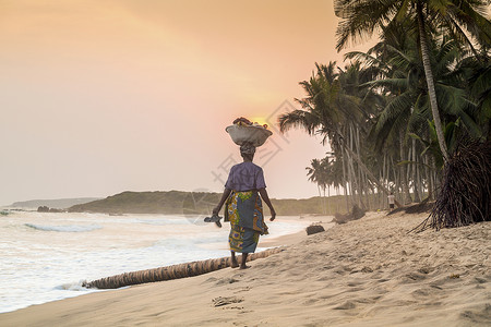 非洲妇女走向日落加纳图片