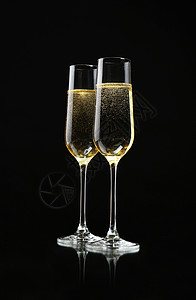 香槟酒杯在黑色背景上图片