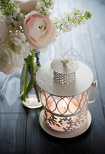 家庭婚礼装饰品精美的花束奶油和白色木板图片
