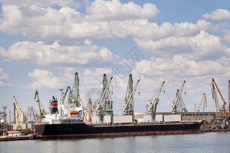 在港口码头的大型货船多云的天空图片